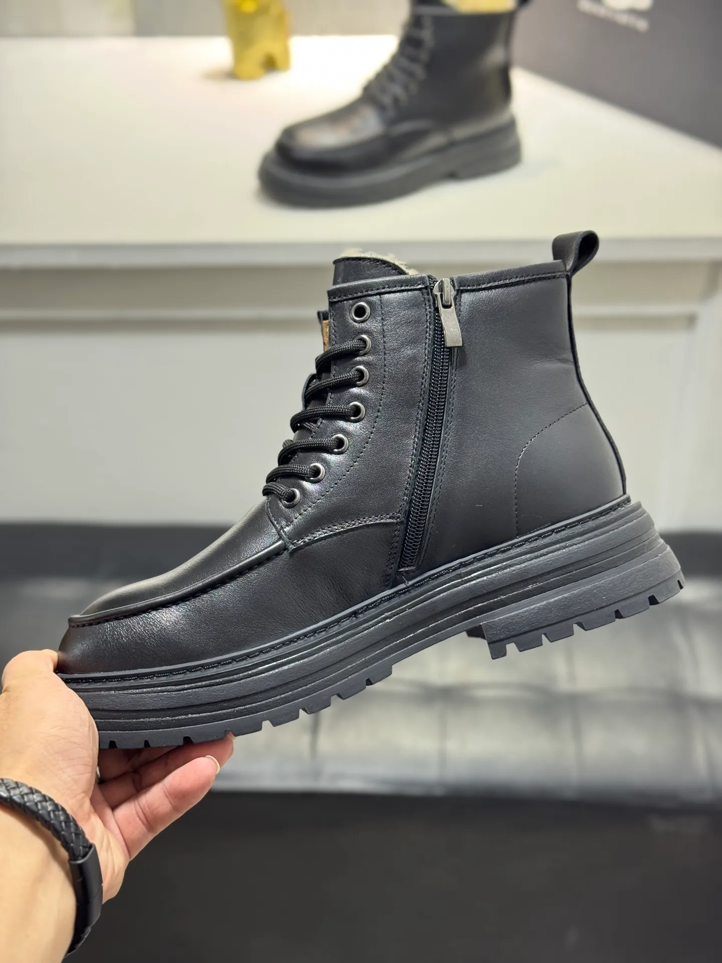 Men's men's shoes 💰660 [New style] 🦥🦥UGG - high-end quality 🔥Australian imported wool 🔥Full fur original single entry and exit counter without pressure, let you feel no replacement 💏The upper is made of first-layer cowhide 'all original Australian wool' Strict men's boots thick wool can be distinguished by the naked eye 💓Real wool keeps warm and does not smell like feet, warms the whole winter ✨Carefully crafted for those who know the goods🔥Size: 38-44 (45 customized